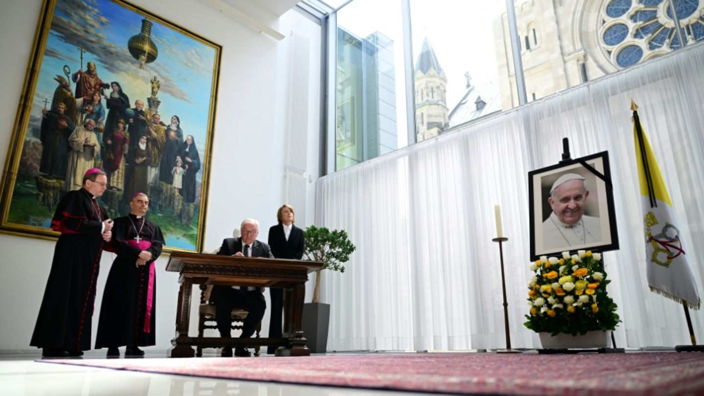 Steinmeier beim Eintrag ins Kondolenzbuch