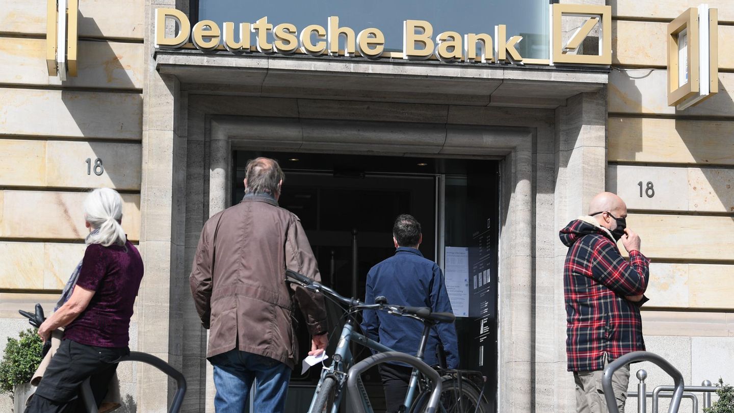 Kunden warten vor einer Filiale der Deutschen Bank in Frankfurt