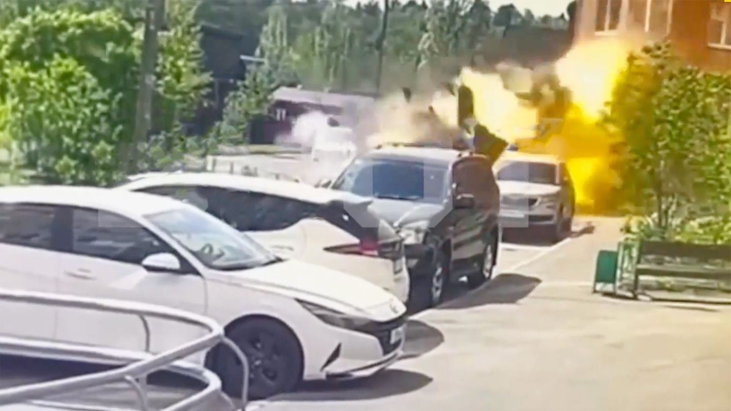 Video zeigt Detonation: VW Golf explodiert bei Moskau – russischer General getötet
