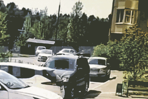 Ein ausgebrannter VW Golf steht in den Straßen eines russischen Vorortes von Moskau