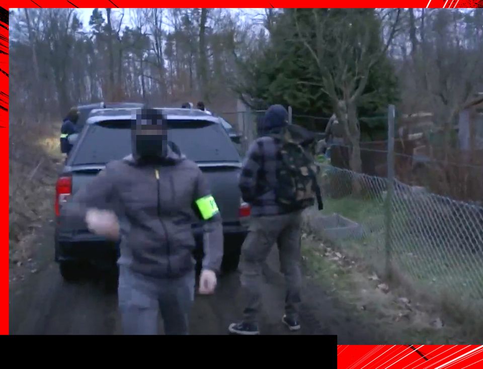 Am 12. Februar 2025 stürmte ein SEK-Kommando das Laubengrundstück von Justin Schmidt. Er sitzt seitdem in U-Haft