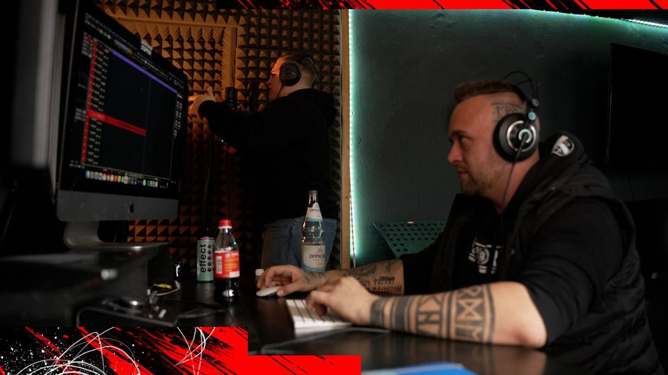 In einem professionellen Studio nehmen Proto (vorne) und Kavalier ihre Songs auf. Manche werden millionenfach geklickt