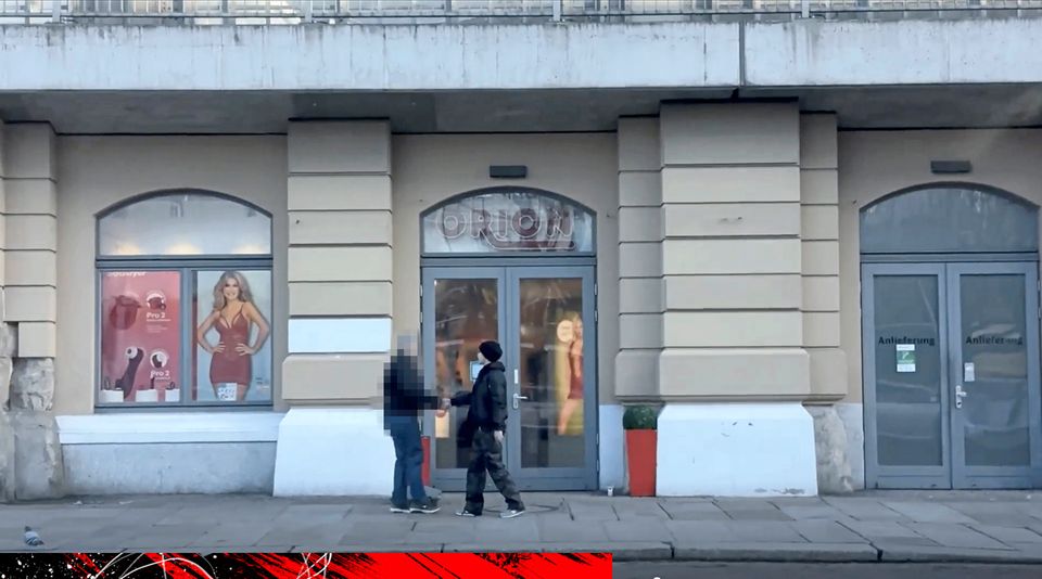 Justin Schmidt* begrüßt die vermeintliche Kameradin vor dem Dresdner Hauptbahnhof. Dass sie eine Reporterin ist, ahnt er nicht