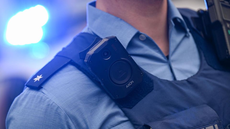 Tödlicher Polizeieinsatz: Oldenburg: Experte erklärt, warum die Bodycam aus sein durfte