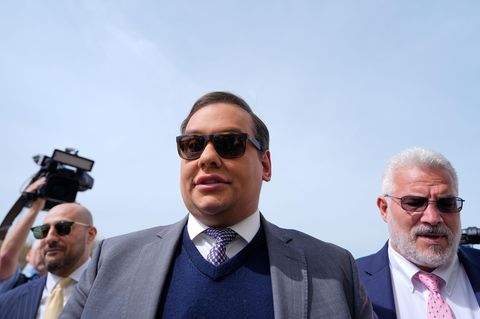 Der ehemalige US-Abgeordnete George Santos (M) trifft zur Urteilsverkündung vor dem Bundesgericht ein