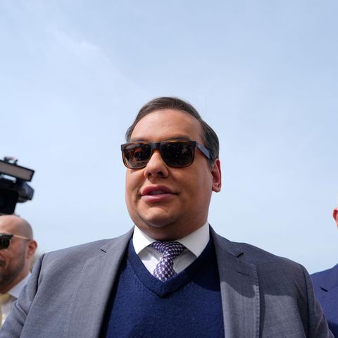 Der ehemalige US-Abgeordnete George Santos (M) trifft zur Urteilsverkündung vor dem Bundesgericht ein