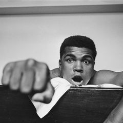Muahmmad Ali streckt dem Fotografen die Faust entgegen