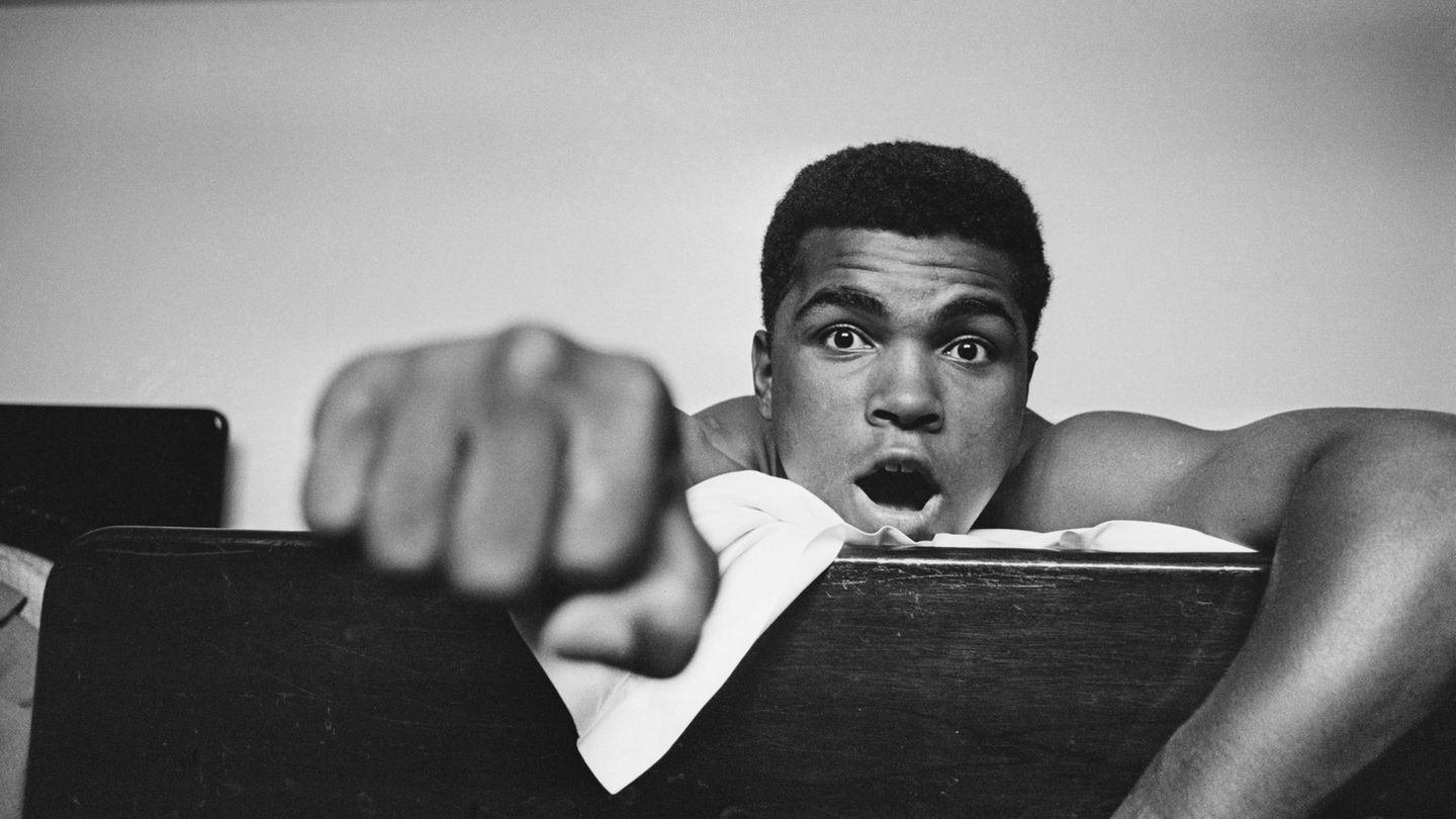 Muahmmad Ali streckt dem Fotografen die Faust entgegen