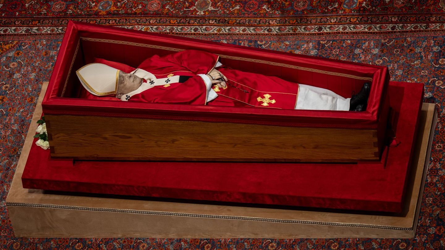 Tod von Papst Franziskus: Aufbahrung von Franziskus beendet - Vatikan: 250.000 Leute