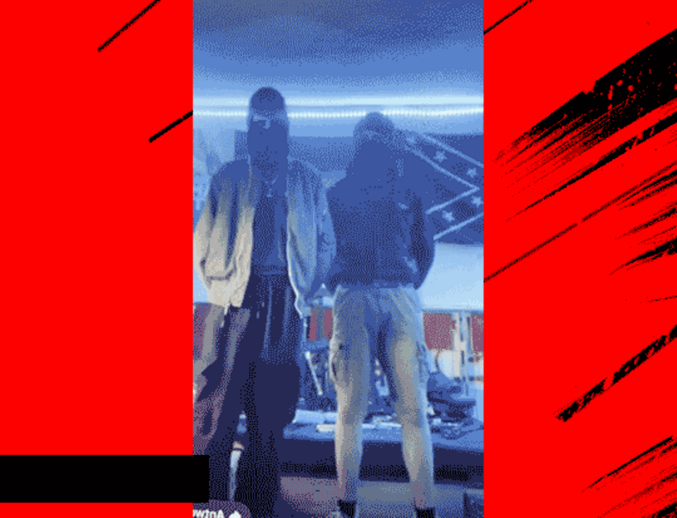 Waffensammlung im Jugendzimmer: Yannik Matuschik* teilte dieses Video in der LVW-Chatgruppe. Die beiden Vermummten heben die Hand, rufen: "Sieg Heil der LVW"