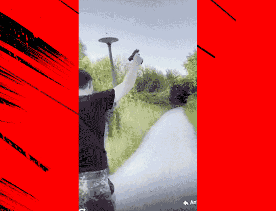 Waffen als Coolness-Accessoire, rumballern in der Stadt: Ausschnitt aus einem der vielen Videos, die Mitglieder der Chatgruppe "Letzte Verteidigungswelle" miteinander teilten