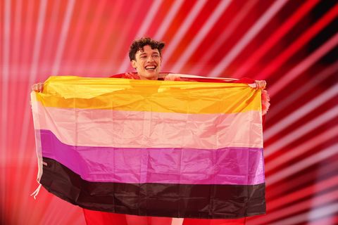 Nemo aus der Schweiz betritt die Bühne beim Finale des Eurovision Song Contest (ESC) 2024 in der Malmö Arena