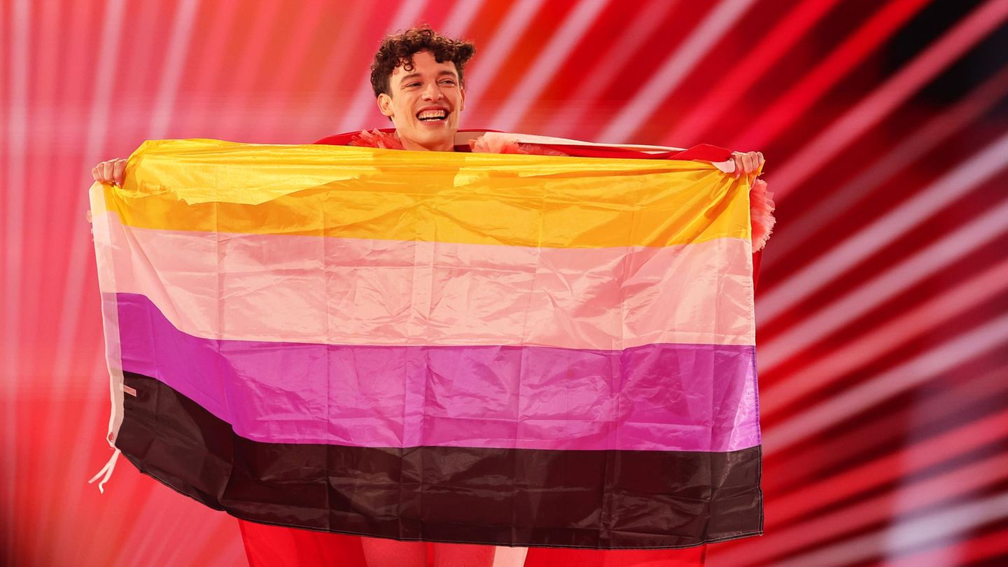 Nemo aus der Schweiz betritt die Bühne beim Finale des Eurovision Song Contest (ESC) 2024 in der Malmö Arena