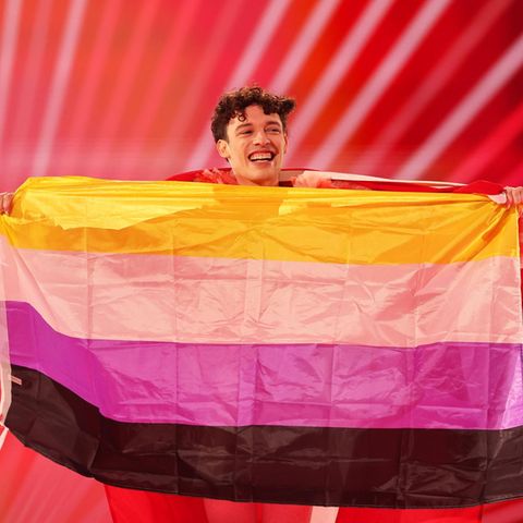 Nemo aus der Schweiz betritt die Bühne beim Finale des Eurovision Song Contest (ESC) 2024 in der Malmö Arena