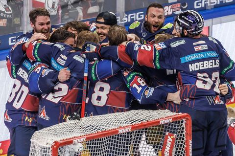 Spieler von den Eisbären Berlin jubeln nach dem Sieg zum Deutschen Meister 2025