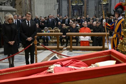 Frankreichs Präsident Macron erweist Franziskus die letzte Ehre