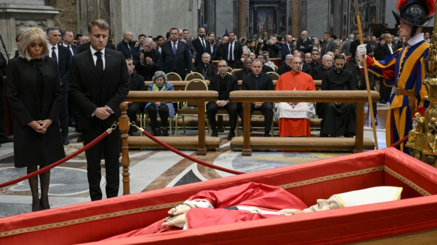 Frankreichs Präsident Macron erweist Franziskus die letzte Ehre