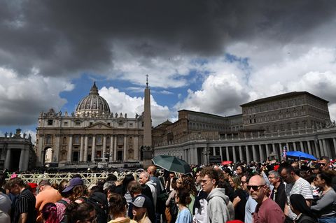 Menschen stehen auf dem Petersplatz Schlange, um dem verstorbenen Papst Franziskus die letzte Ehre zu erweisen