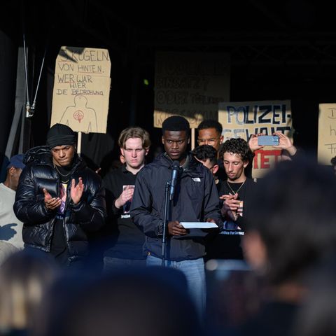 Demonstranten in Oldenburg halten Schilder