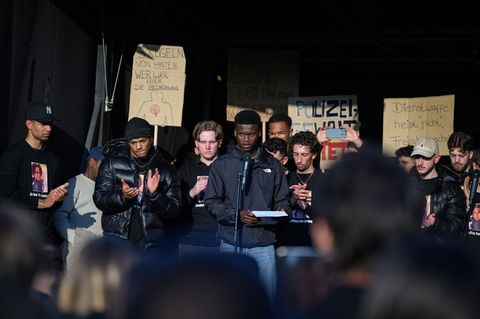 Demonstranten in Oldenburg halten Schilder
