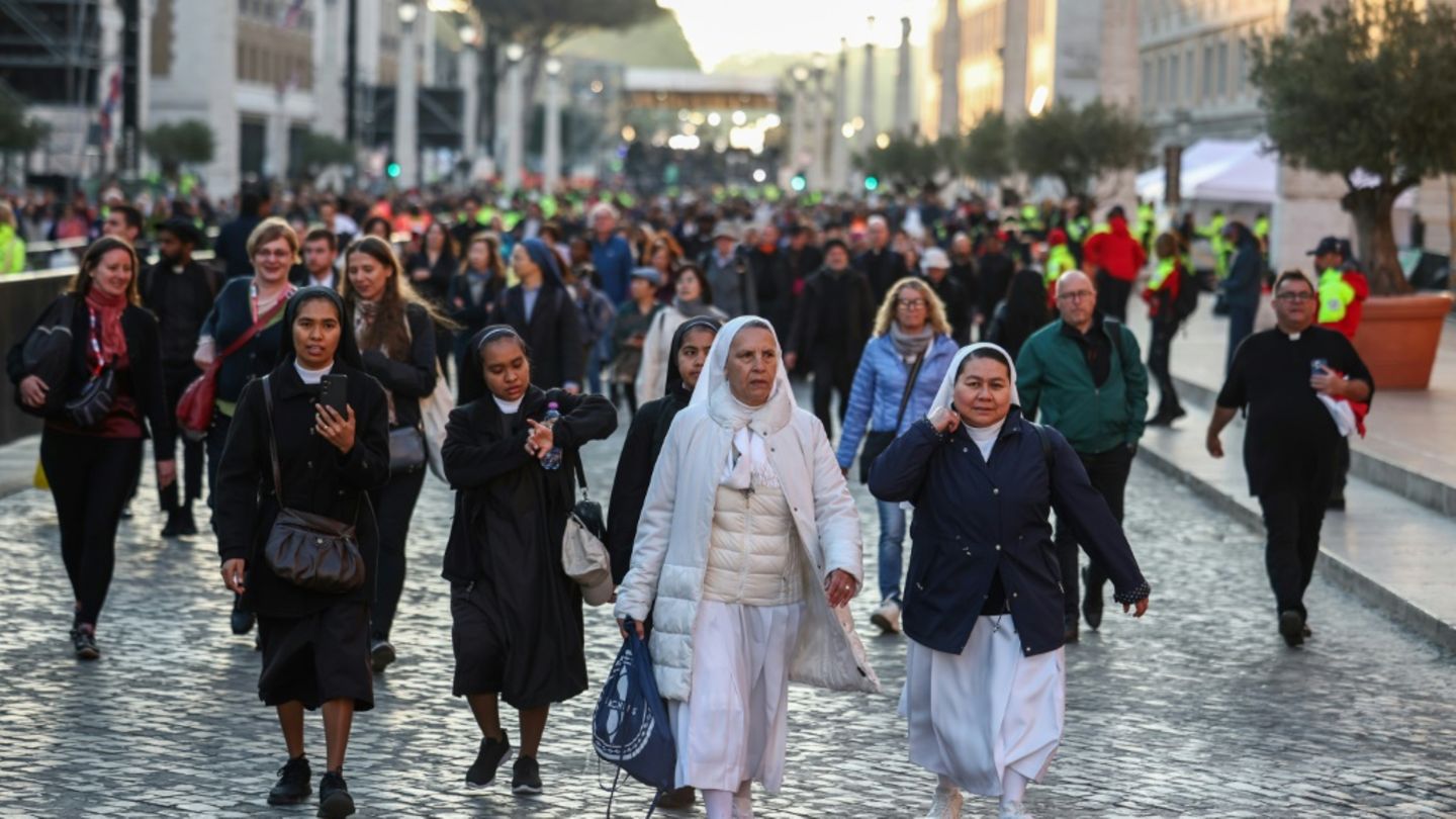 Gläubige auf dem Weg zum Petersplatz