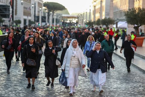 Gläubige auf dem Weg zum Petersplatz
