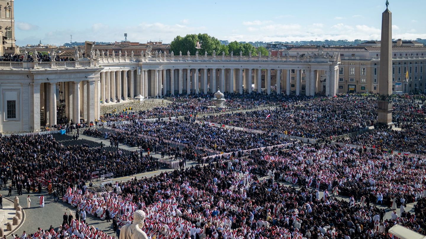 Toter Pontifex: Trauermesse für Papst Franziskus auf Petersplatz begonnen