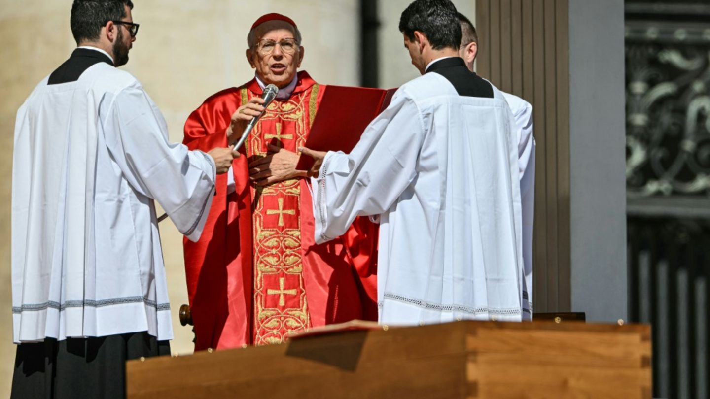 Der Dekan des Kardinalskollegiums, Giovanni Battista Re