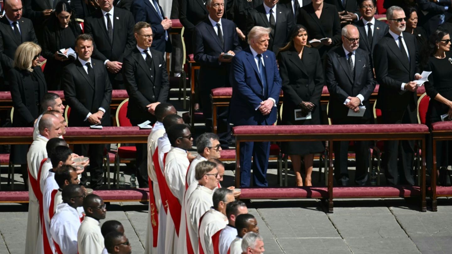 US-Präsident Donald Trump (Mitte) bei der Beerdigung des Papsts