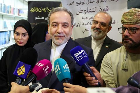 Iranischer Außenminister Abbas Araghtschi (Mitte) im Oman