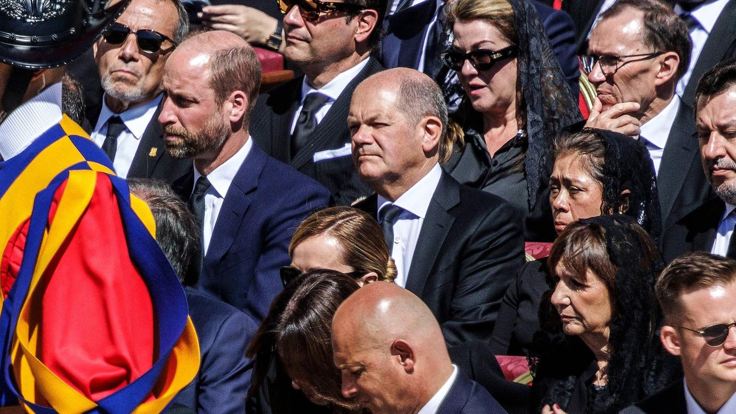 Unter die Gäste mischten sich einige Prominente wie Deutschlands Noch-Bundeskanzler Olaf Scholz (rechts) und Prinz William ...