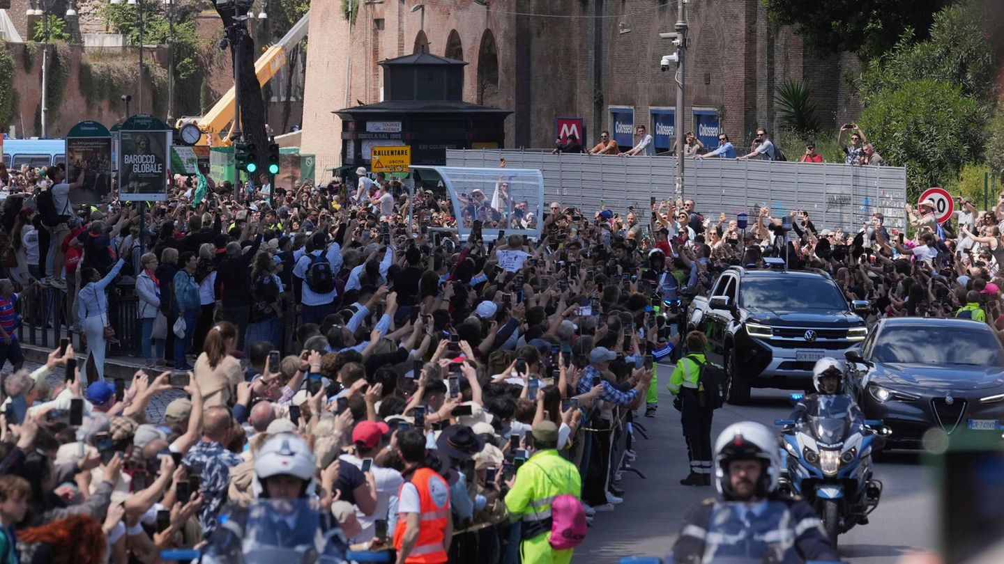 Hunderttausende säumten den Weg des Papstes zu seiner letzten Ruhestätte