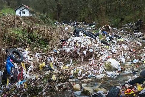Müll-Flut lässt bosnisches Dorf in Abfall versinken