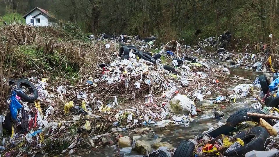 Müll-Flut lässt bosnisches Dorf in Abfall versinken