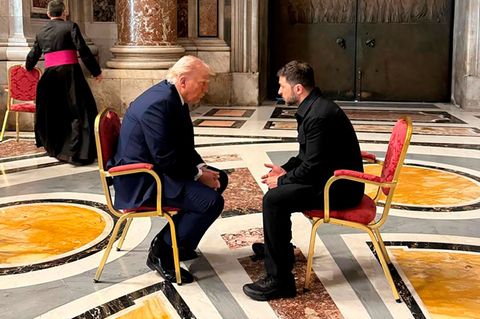 Donald Trump und Wolodymyr Selenskyj bei ihrem Gespräch im Vatikan