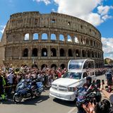 Auch das Kolosseum in Rom passierte das Papamobil mit dem aufgebahrten Sarg