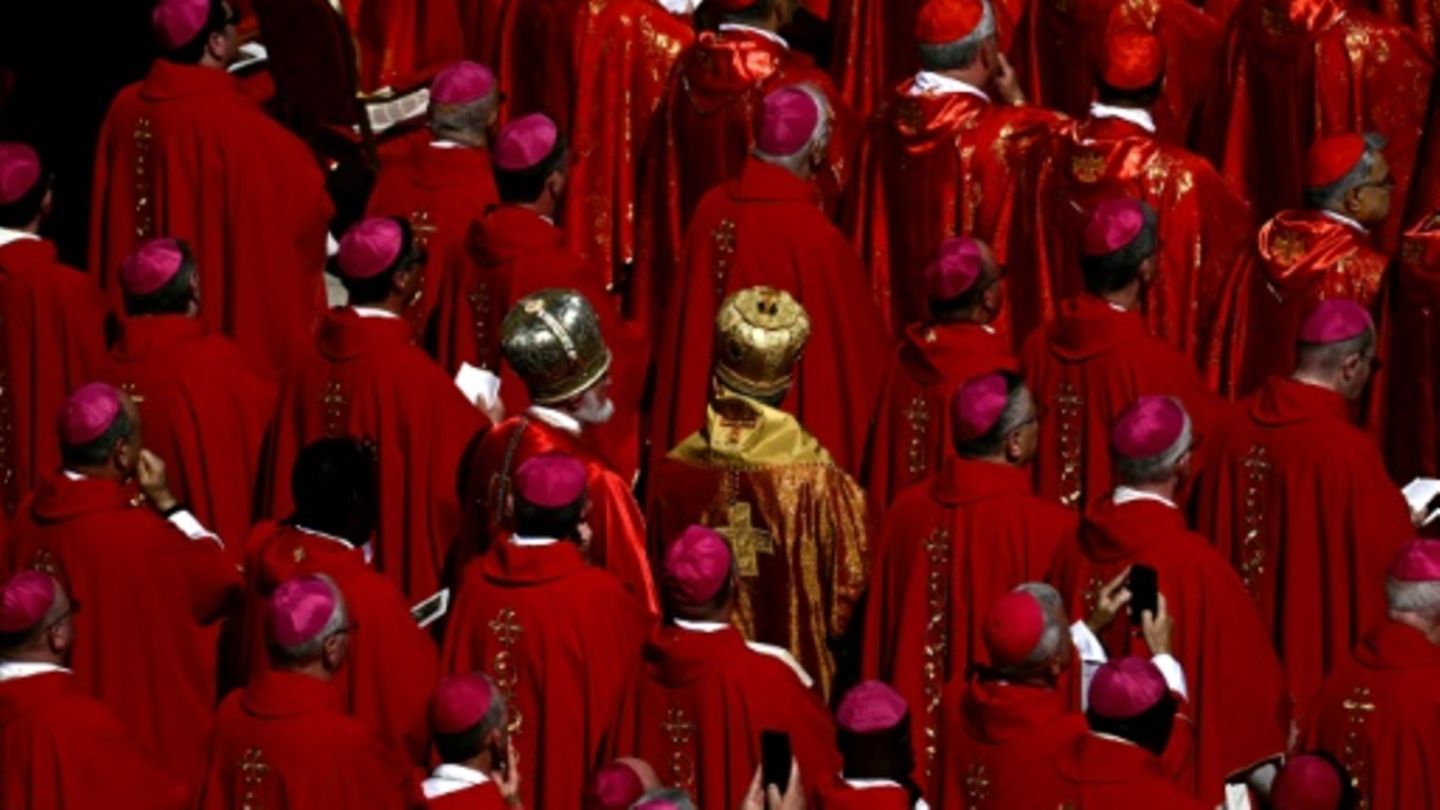 Men in red