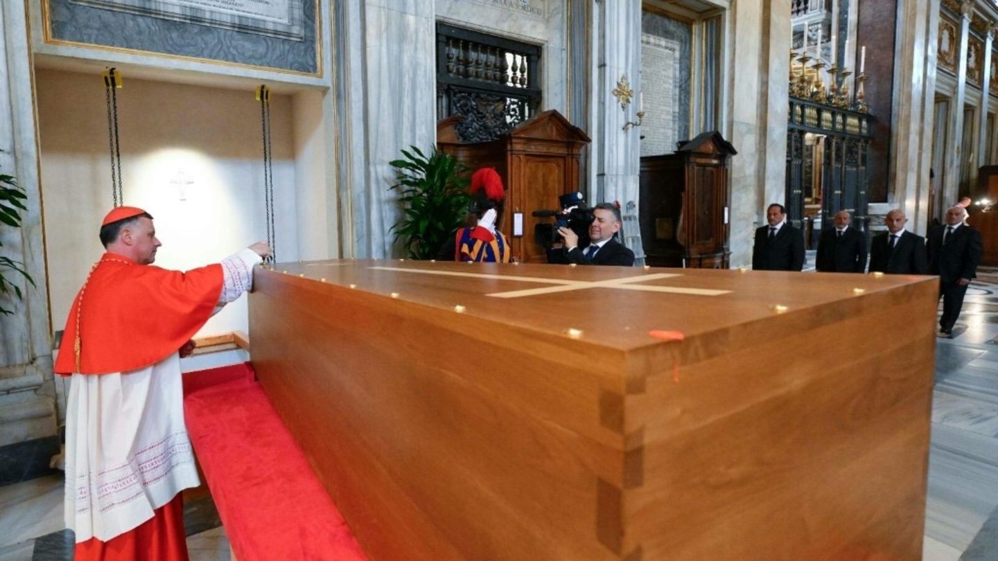 Beisetzungszeremonie in der Basilika Santa Maria Maggiore