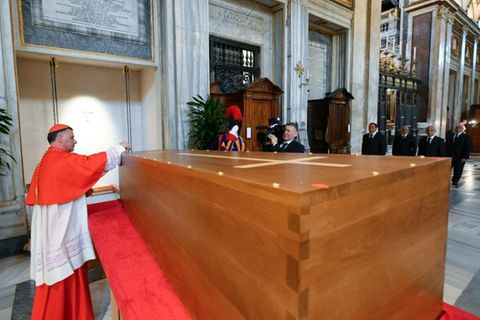 Beisetzungszeremonie in der Basilika Santa Maria Maggiore
