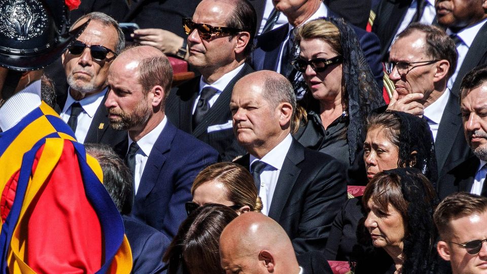 Olaf Scholz und Prinz William bei der Trauerfeier für Papst Franziskus