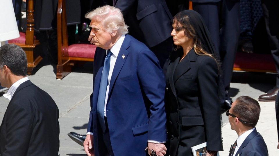 Er brach das Protokoll: US-Präsident erschien in einem blauen Anzug, nicht wie durch die Kleiderordnung gefordert, in schwarz