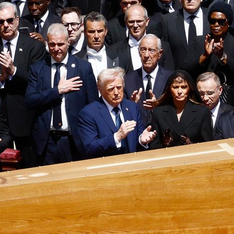 Trauerfeier Papst Franziskus: Donald Trump am Sarg
