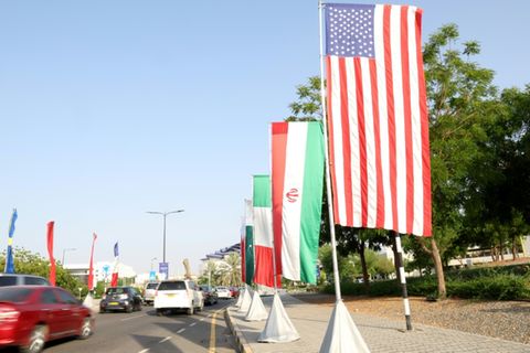 Die Flaggen von USA und Iran in Maskat