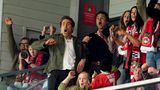 Ekstase pur bei Ryan Reynolds: Der AFC Wrexham steigt in die zweite englische Liga auf. 2021 hatten Reynolds und Rob McElhenney den Club für 2,5 Millionen Dollar übernommen. Ein 3:0 gegen Charlon Athletic bedeutet den sicheren Aufstieg – und lässt Reynolds auf der Tribüne so jubeln
