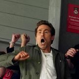 Ekstase pur bei Ryan Reynolds: Der AFC Wrexham steigt in die zweite englische Liga auf. 2021 hatten Reynolds und Rob McElhenney den Club für 2,5 Millionen Dollar übernommen. Ein 3:0 gegen Charlon Athletic bedeutet den sicheren Aufstieg – und lässt Reynolds auf der Tribüne so jubeln