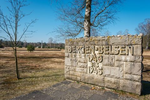 Gedenkstein im ehemaligen Lager Bergen-Belsen