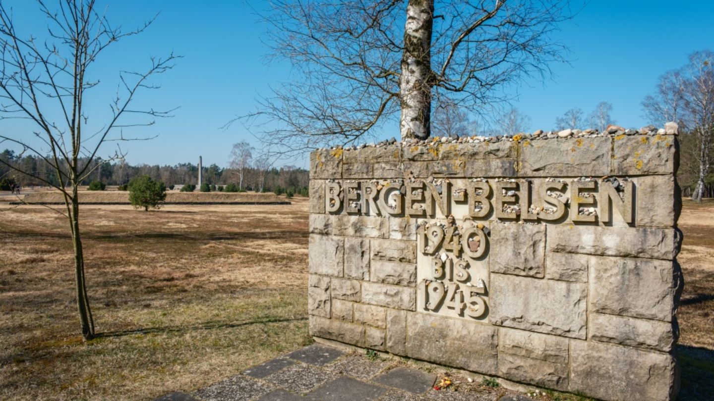 Gedenkstein im ehemaligen Lager Bergen-Belsen