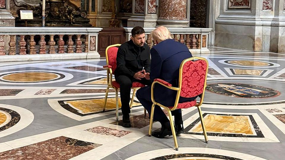 Experte ueber Foto von Trump und Selenskyj Experte ueber Foto von Trump und Selenskyj
