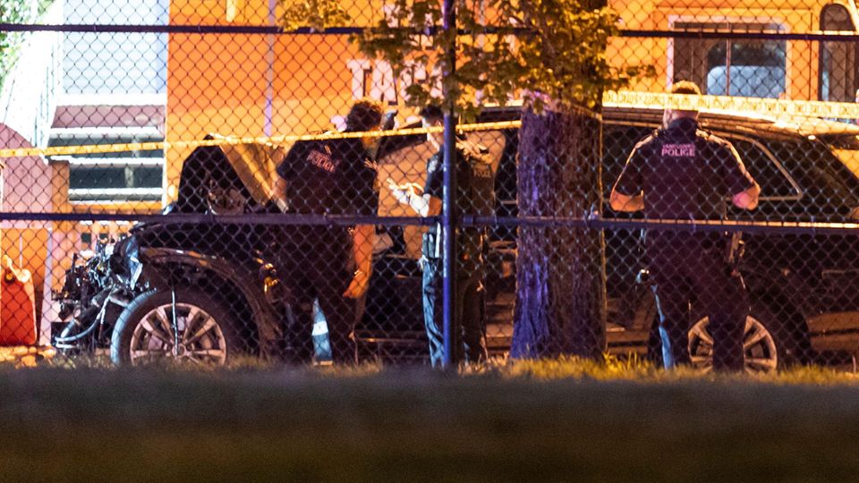 Auf Fotos war ein schwarzes Auto mit beschädigter Front zu sehen, das Polizisten untersuchen