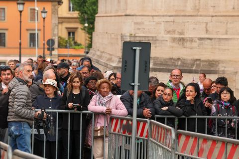 Schon am Morgen stehen Menschen Schlange, um das Grab von Papst Franziskus zu besuchen